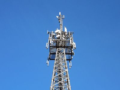 信号塔上的传输设备商用正版图片下载(图片id:1519316)_-通讯网络